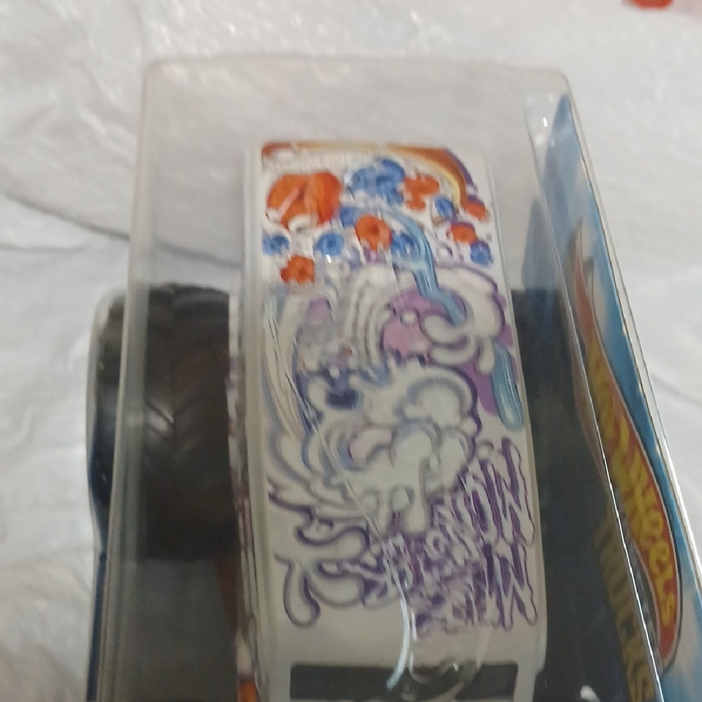 Milk Monster Oversized Monster Truck - White/Blue Hot Wheels - Picture 4 of 7